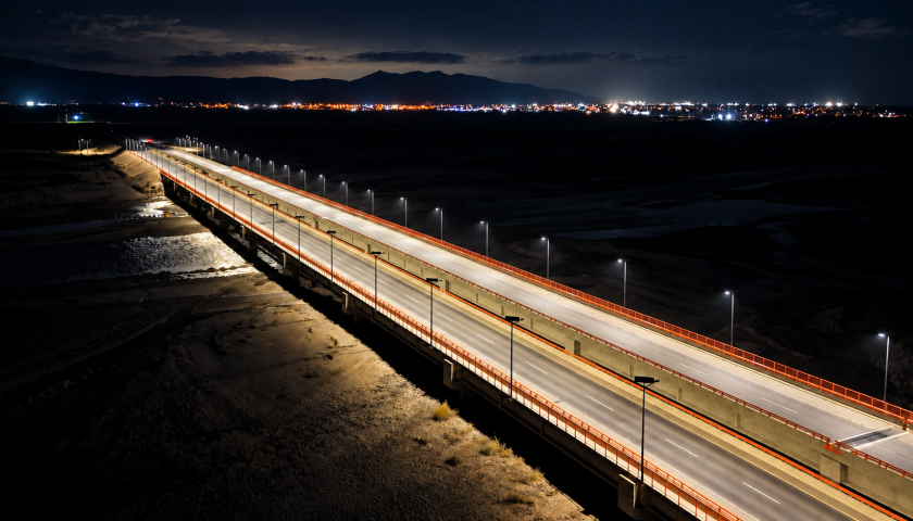 Autopista con iluminación solar autónoma